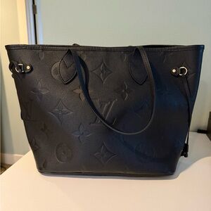 Louis Vuitton Neverfull MM in black